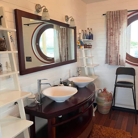 فيلة La Maison Bateau Au Bord De